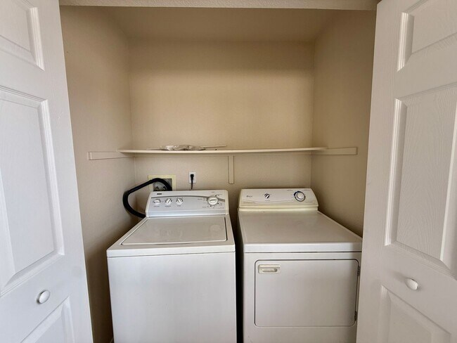 Building Photo - 3 Bedroom Townhome in a Convenient Location