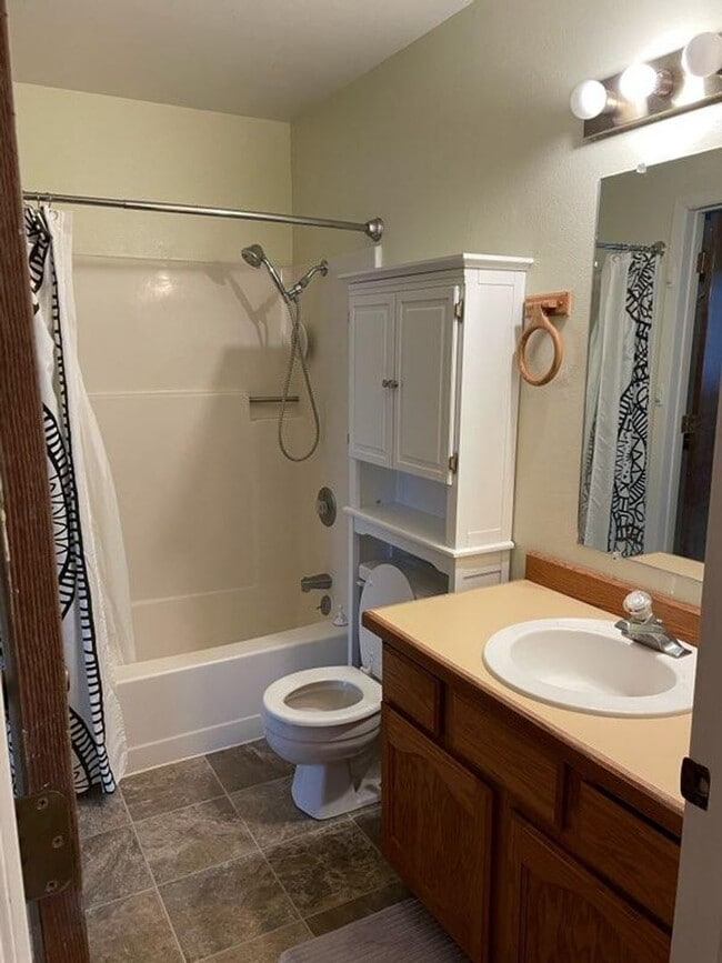 Building Photo - 2 story condo with single car garage- cat ...