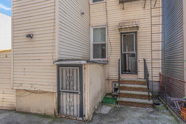 Building Photo - 120 36th St