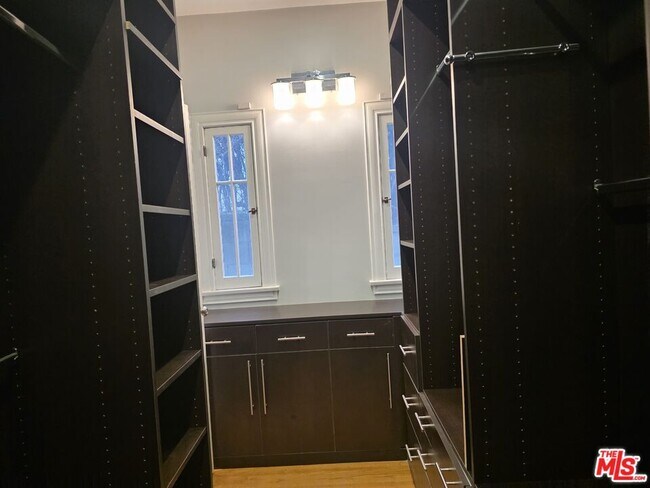 Building Photo - 939 S Ogden Dr