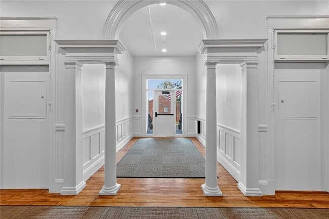 Building Photo - 1624 Lonsdale Ave