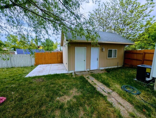 Building Photo - 749 Country Club Dr