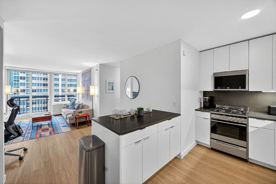 Building Photo - 68 W 37th St