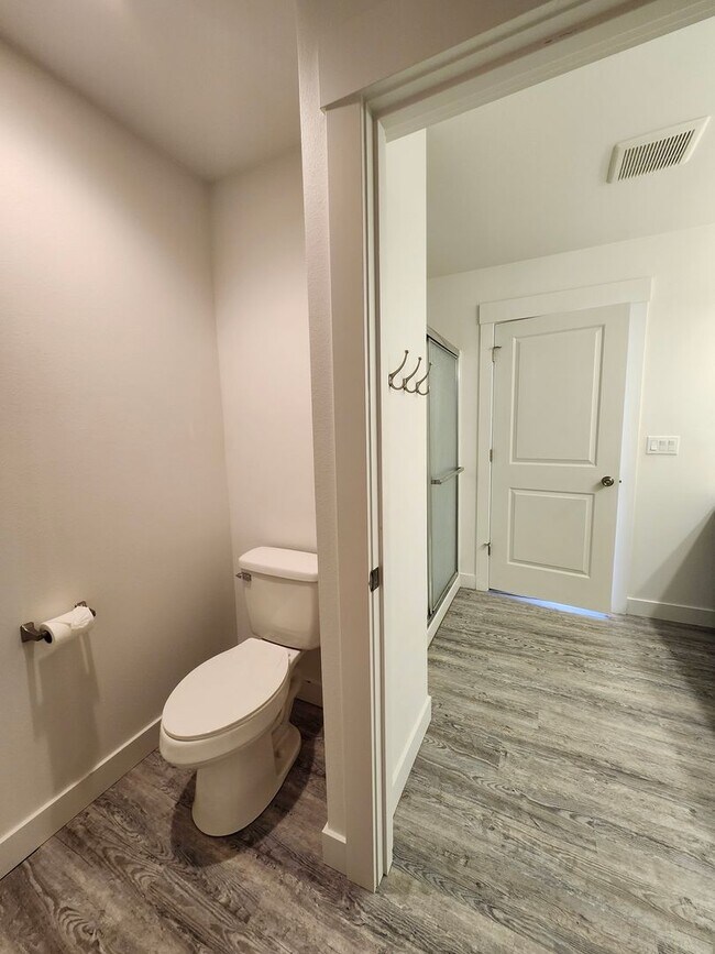 Building Photo - Spacious 3 bed/2.5 bath Townhouse - Gorgeo...