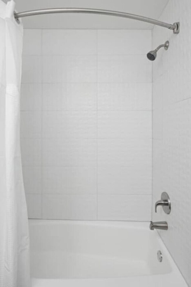 Building Photo - 1136 Crescent Ave NE