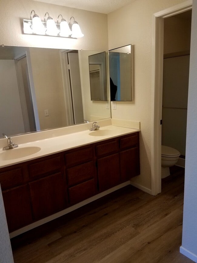 Building Photo - Charming 2 bed 2 bath in west side of Heme...