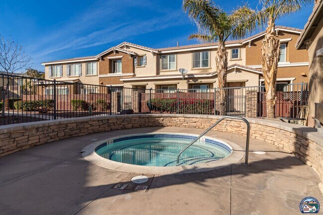 Building Photo - 315 Breezy Pl