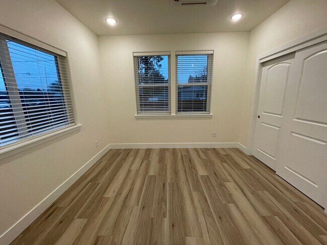 Building Photo - 410 4th St