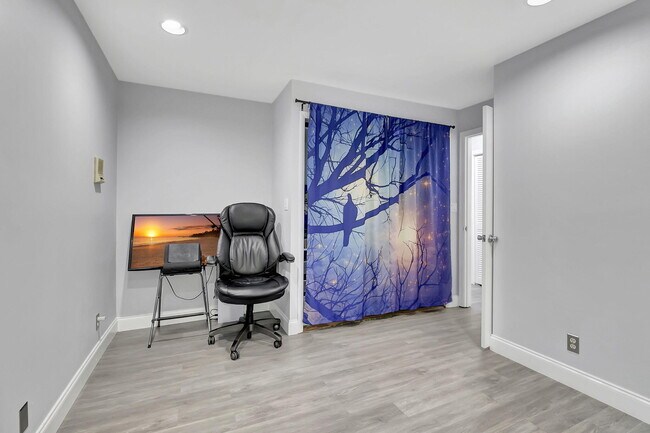 Building Photo - 10204 Camelback Ln