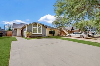 Building Photo - Spacious 2-Bedroom + Study Home in Hockley – Move-In Ready!