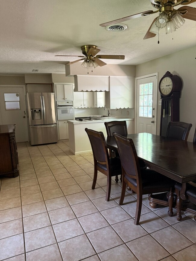 Building Photo - 5606 Dahlia Ln