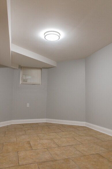 Building Photo - 1719 W Greenleaf Ave