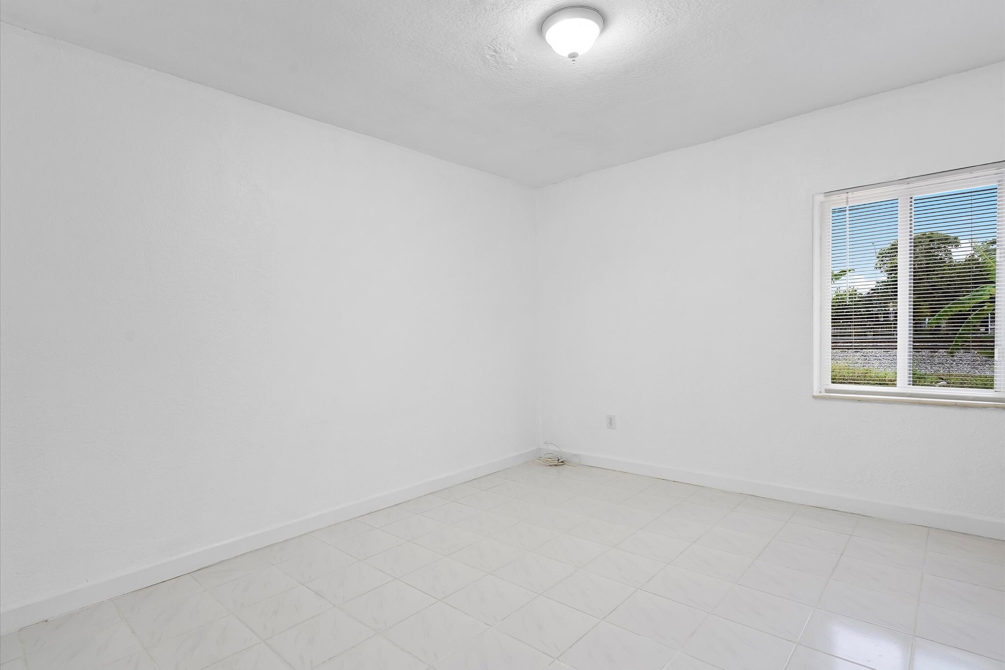 Building Photo - 934 E 22nd St