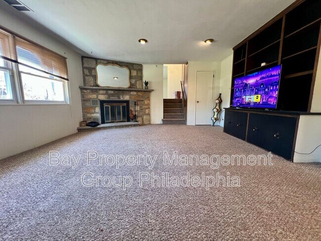 Building Photo - 303 Hedgerow Ln