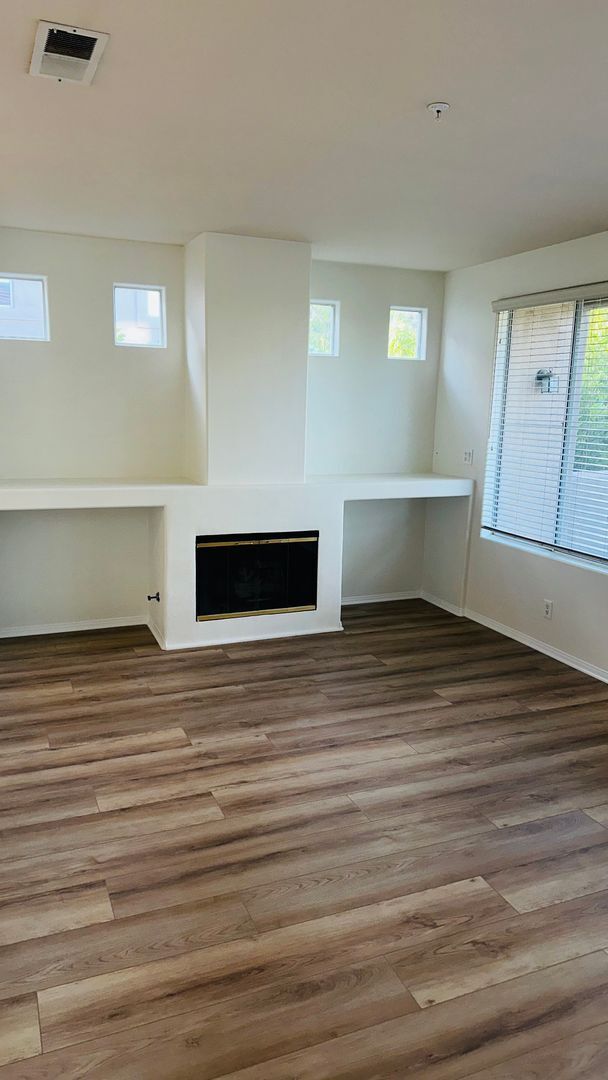 Building Photo - Spacious 2-bedroom Townhome with loft and ...