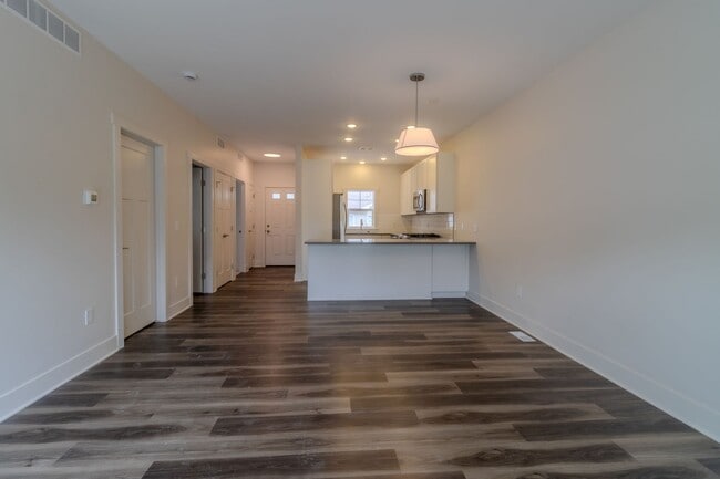 Building Photo - Premier Place and Premier Living!