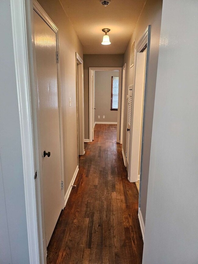 Building Photo - 3 bedroom, 1 bath remodeled home