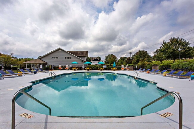 Building Photo - "Charming 1-Bedroom Townhouse Retreat on Campus Drive!"