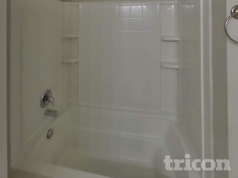 Building Photo - 439 Eisenhower Ln