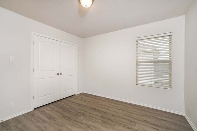 Building Photo - 9410 Somers Bend