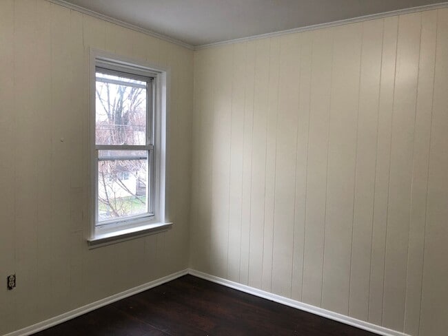 Building Photo - Great Home! New Kitchen with Granite Counters! Large Living Room!