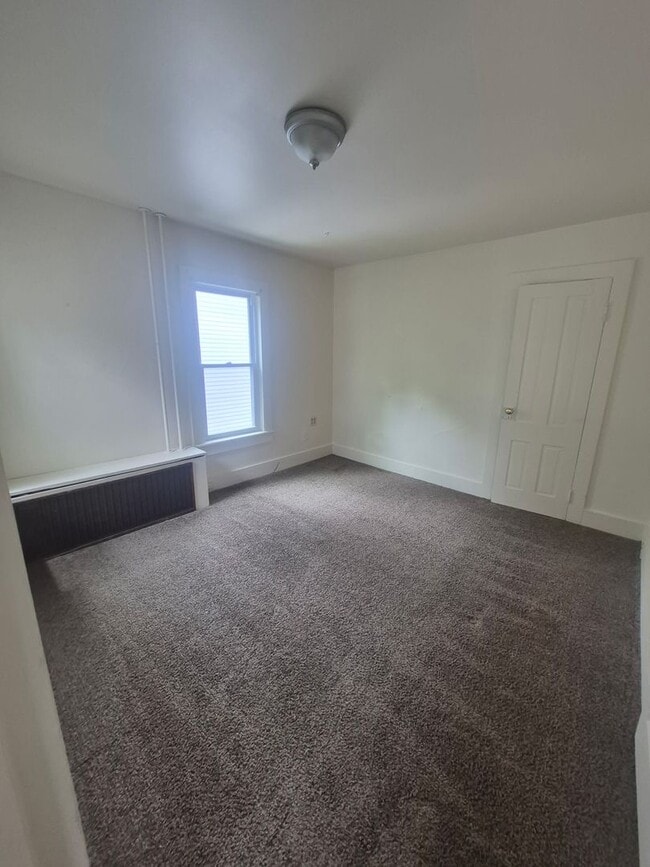 Building Photo - Large 3/4 Bedroom 1/2 Duplex in Stroudsburg borough!