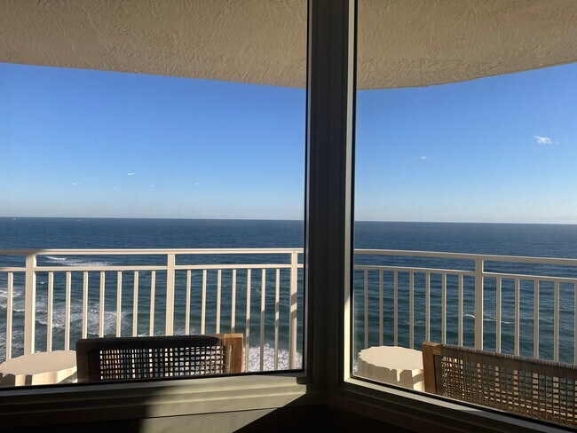 Building Photo - 1 month Min - VACATION RENTAL - SNOW BIRDS - Rental in Daytona Beach Shores