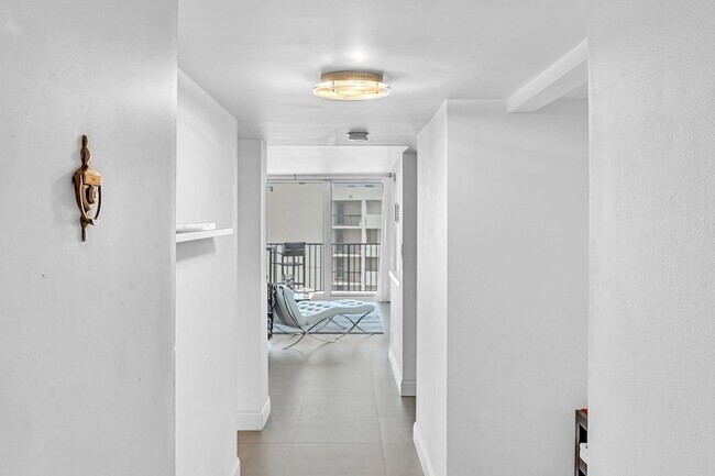 Building Photo - 525 N Ocean Blvd