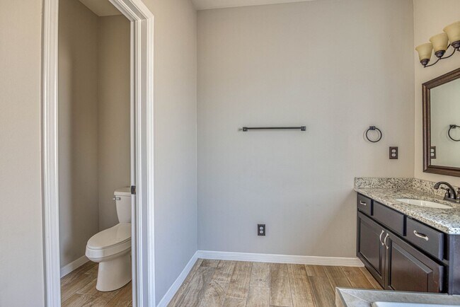 Building Photo - Beautiful East side House