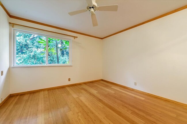 Building Photo - Fantastic 2-Bed, 2-Bath Townhouse with Pri...