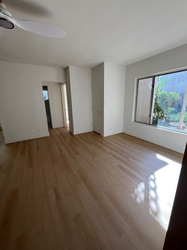 Building Photo - 210 S Catalina Ave
