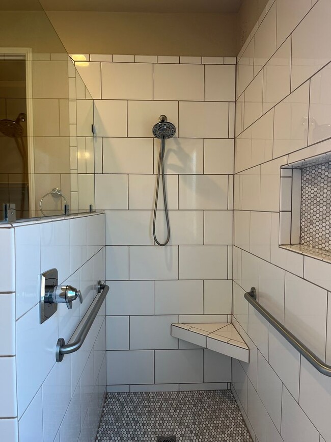 Building Photo - 3 bedroom 2 bathroom Home available in 55+...