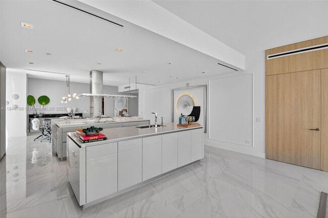 Building Photo - 18501 Collins Ave