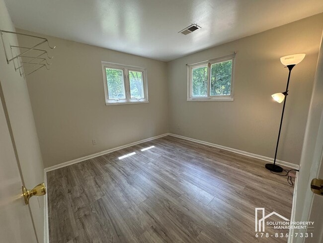 Building Photo - 1323 Hilton Dr