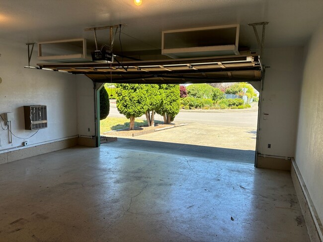 Building Photo - 3233 Jeri Dr NE