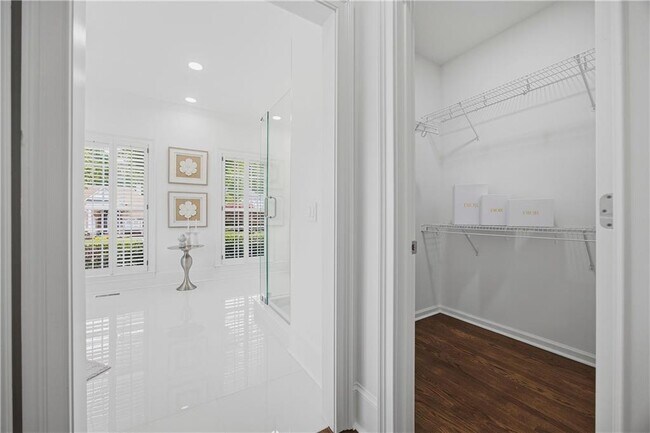 Building Photo - 6410 Westchester Pl