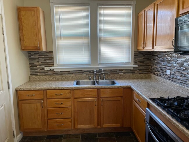 Kitchen - 8120 S Crandon Ave