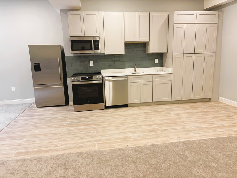 Kitchenette - 9805 Hillridge Dr