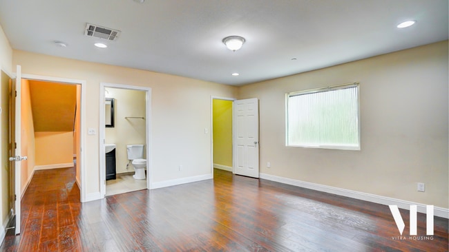 Building Photo - 1227 W 37th Pl