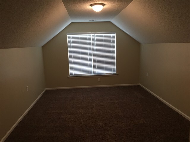 Building Photo - 145 Parkview Rd