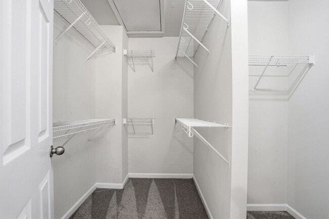 Building Photo - STUNNING TOWNHOME-AVAILABLE FOR IMMEDIATE ...