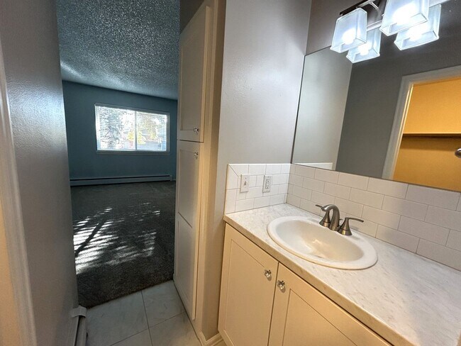 Building Photo - 2 Bed Fort Collins Townhome with Garage & Premium Amenities