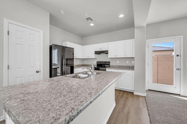 Building Photo - 935 E Agua Fria Ln