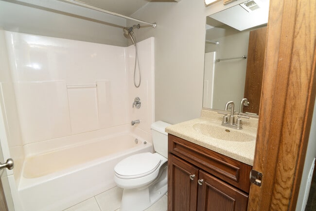 Building Photo - 1070 Center Dr