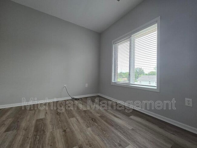 Building Photo - 2737 E Maple Rd