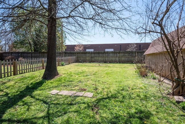 Building Photo - 405 Figuers Dr
