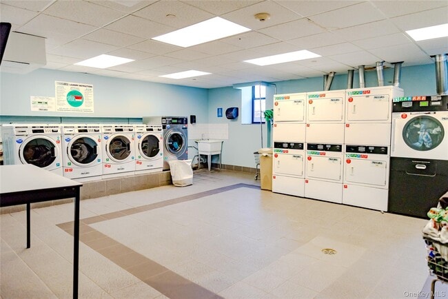 Building Photo - 25 W Broadway