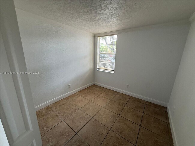 Building Photo - 1815 W 56th St