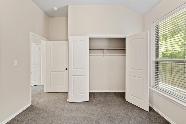 Building Photo - 119 Creekside Villa Dr