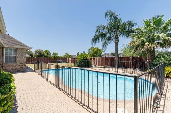 Building Photo - 31 El Jardin St